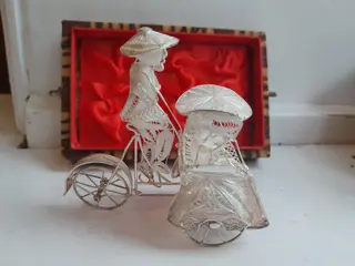 Vintage zilveren filigraan riksja in display