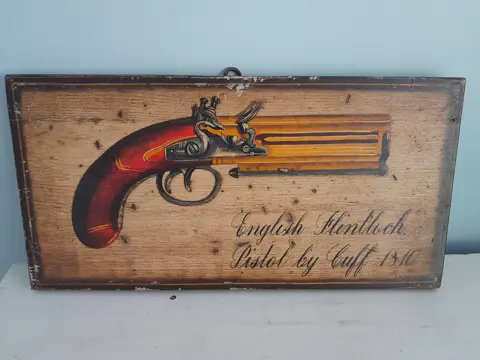 Vintage houten paneel F. Conz - English flintlock pistol by Cuff 1810