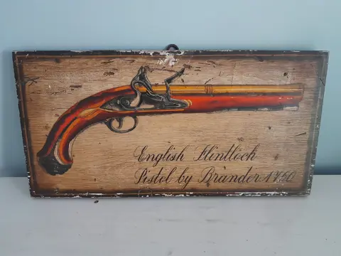 Vintage houten paneel F. Conz - English flintlock pistol by Brander 1760