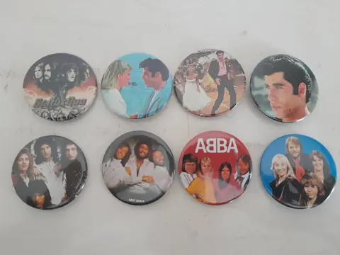 Set van 8 vintage buttons - ABBA, Bee Gees, Status Quo, John Travolta - 80s