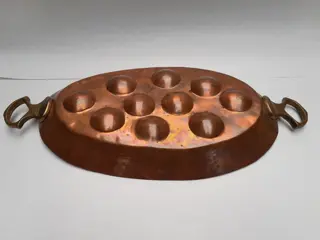 Antieke koperen slak escargotpan Frankrijk, poffertjespan met messing handgrepen