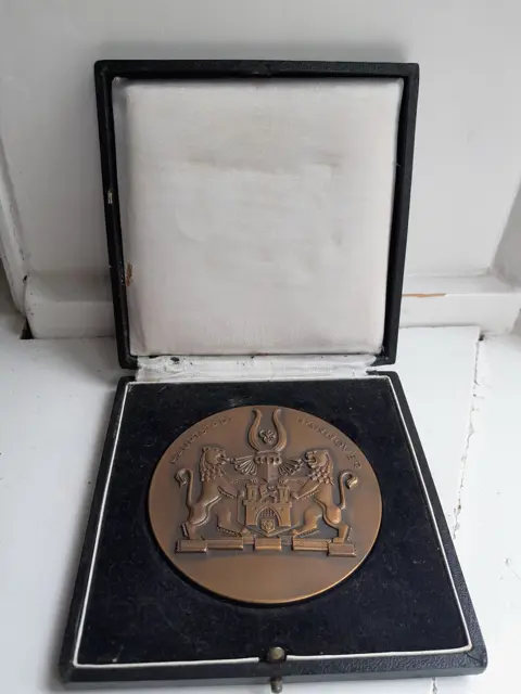Vintage bronzen penning Hauptstadt Hannover - Kanu Regatta 1963