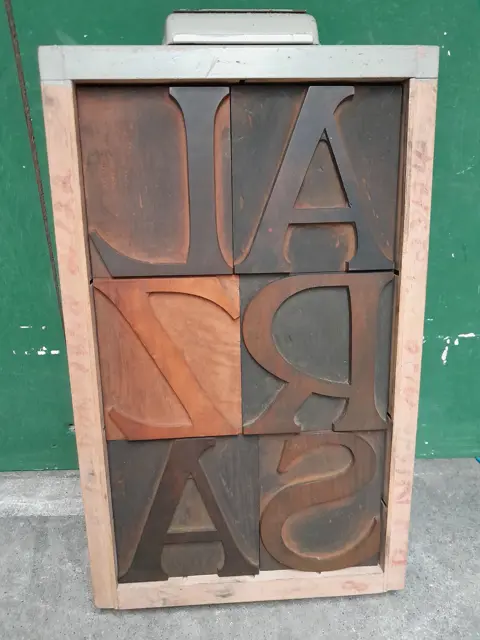 Vintage letterbak met houten drukletters - collage - letterpress