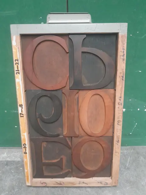 Vintage letterbak met houten drukletters - collage - letterpress