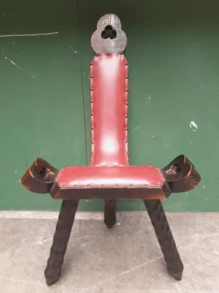 vintage Spaanse  houten driepoot geboortestoel - brutalist stoel - kruk