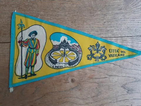 Vintage Vaantje , Vlaggetje, Wimpel van citta del Vaticano - S. Pietro