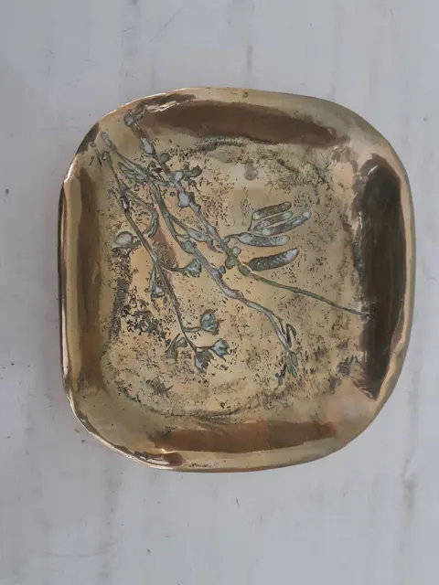 vintage messing schaaltje met bloem motief - trinket tray