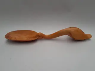 Handgesneden houten lepel in vorm van zwaan