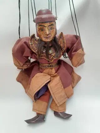 Antieke traditionele handgemaakte houten marionet uit Birma met baard van paardenhaar