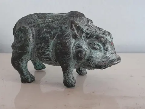 bronzen beeldje van een zwijn - Chinees