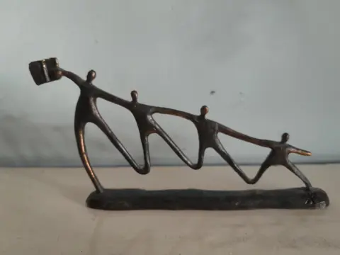 beeldje samenwerken - verbronsde figuren met boek