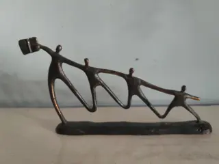beeldje samenwerken - verbronsde figuren met boek