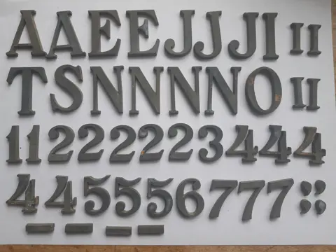set van 45 vintage bronzen letters cijfers en tekens