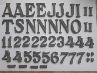 set van 45 vintage bronzen letters cijfers en tekens