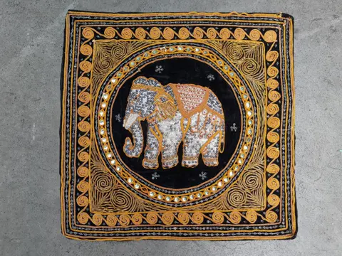 vintage kussenhoes olifant geborduurde kraal handgemaakt  thailand