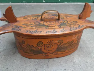 antique Scandinavian wooden tine box with flower decoration