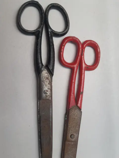 set van 2 antieke scharen rood en zwart