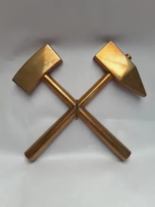 Vintage wandobject mijnbouw gekruiste hamers. Messing