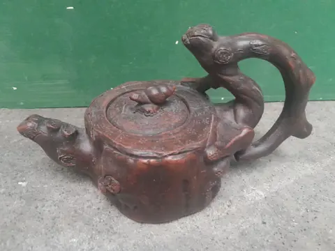 vintage Yixing boomstam theepot aardewerk Chinees