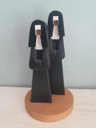 vintage houten beeld van 2 nonnen