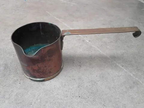 Antieke koperen steelpan