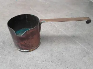 Antieke koperen steelpan