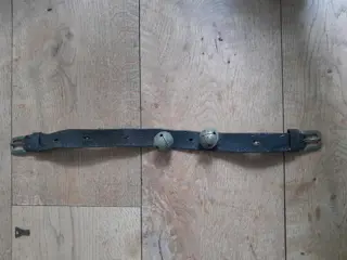 Antieke sleebellen of paardenbellen met originele lederen halsband - dierenbel - Zwitserland