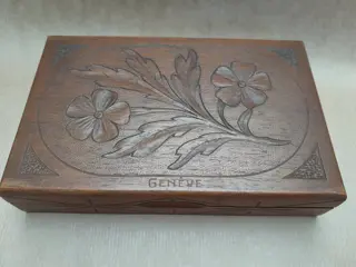 Handgesneden Zwitserse postzegeldoos doos - Geneve souvenir
