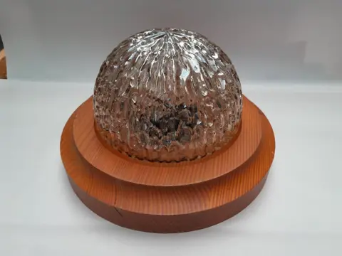 vintage plafondlamp - ribbelglas met hout - 70s