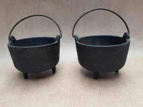 set van 2 vintage miniatuur gietijzeren kookpotten met hengsel 7cm