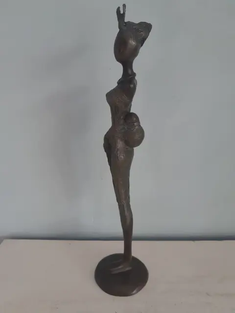 Bronzen beeld Afrikaanse vrouw met kind in draagzak - GA gesigneerd