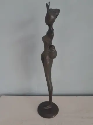 Bronzen beeld Afrikaanse vrouw met kind in draagzak - GA gesigneerd