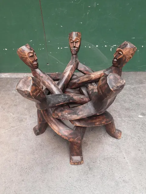 Vintage Afrikaans hout handgesneden - 5 man - eenheid sculptuur tribale kunst