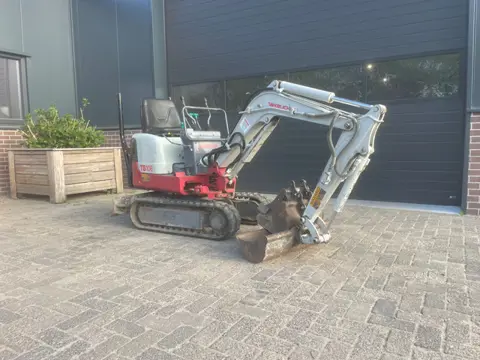 Takeuchi Tb 108 Minigraver en Komatsu pc16 graafmachine