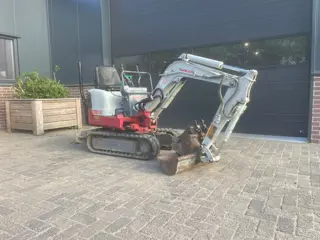 Takeuchi Tb 108 Minigraver en Komatsu pc16 graafmachine