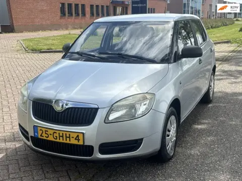 Skoda Fabia 1.2 Classic 5-Drs Stuurbekrachtiging Audio-USB/Bluetooth Getint glas Colorpakket ABS 2 x