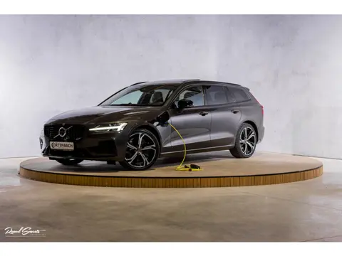 Volvo V60 2.0 T8 Plug-in hybrid AWD Ultimate Dark | Bowers&Wilkins | Panorama dak | Zwenkbare trekha