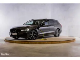 Volvo V60 2.0 T8 Plug-in hybrid AWD Ultimate Dark | Bowers&Wilkins | Panorama dak | Zwenkbare trekha
