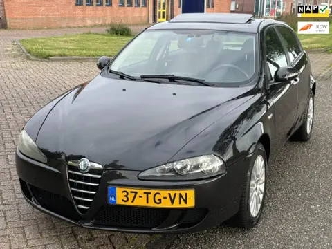 Alfa Romeo 147 1.6 T.Spark Veloce Collezione ECC Audio/CD Leder LMV 16" ABS TCS Cruise EBD Schuif-/k