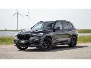 BMW X5 xDrive45e Executive CARPLAY / CAMERA / DEALER ONDERHOUDEN / LEER / STOELVERWARMING / BLACK ON