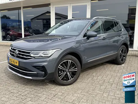Volkswagen Tiguan 1.4 TSI eHybrid Elegance | Trekhaak | LED | Stuur- en stoelverwarming | Apple/Andr