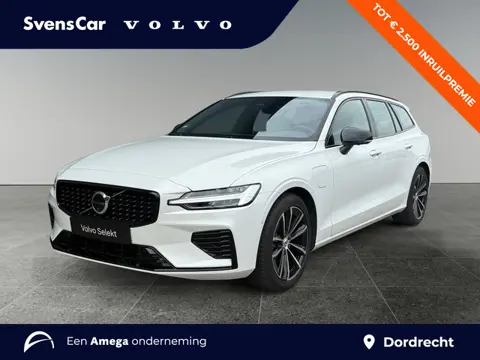 Volvo V60 2.0 T6 Plug-in hybrid AWD Plus Dark Trekhaak | Verwarmde voorruit | Sportstoelen | 360 gra