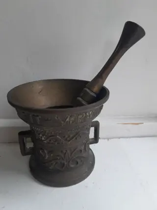 Kleine bronzen vijzel met stamper - anno 1590