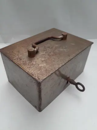 Antique vintage small sized money box volt with key