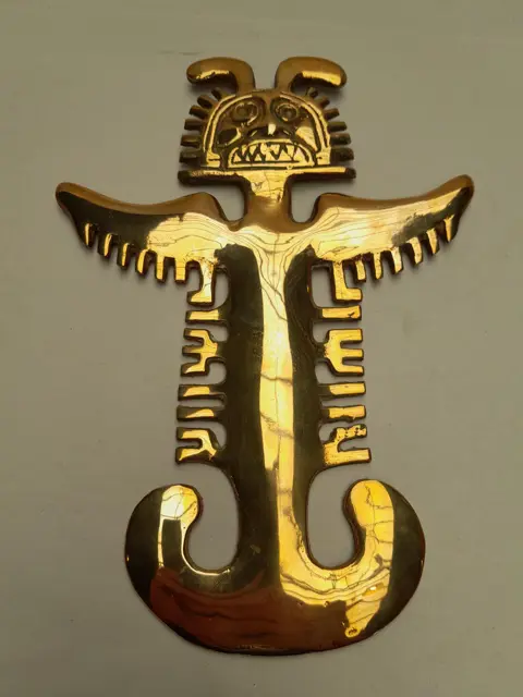 Vintage pre-Columbiaanse Tolima Tumi menshoofdige vogel massief messing wanddecoratie