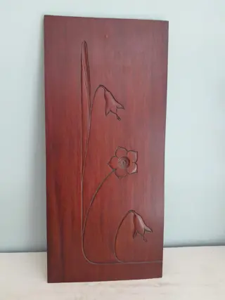 houten paneel met een gesneden bloemmotief