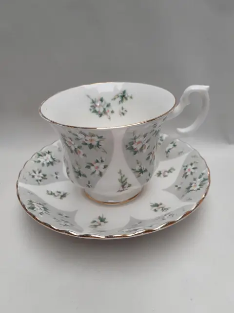 Royal Albert Debutante Series Rapture theekop en schotel - Bone China Engeland