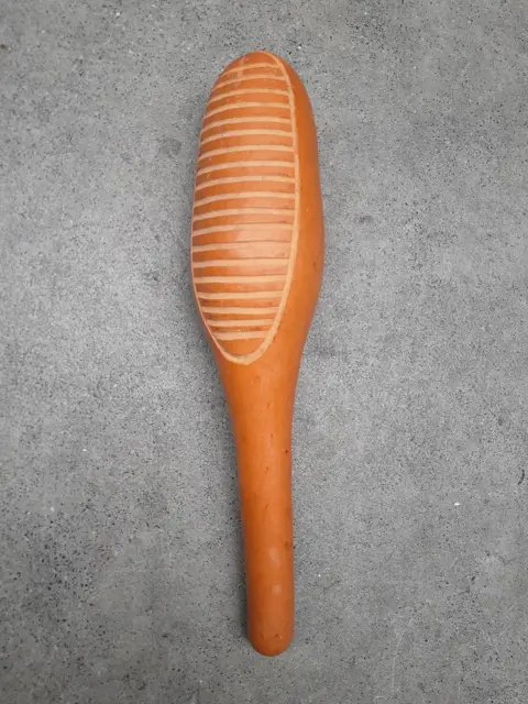 guiro percussie instrument gemaakt van een kalebas