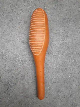 guiro percussie instrument gemaakt van een kalebas