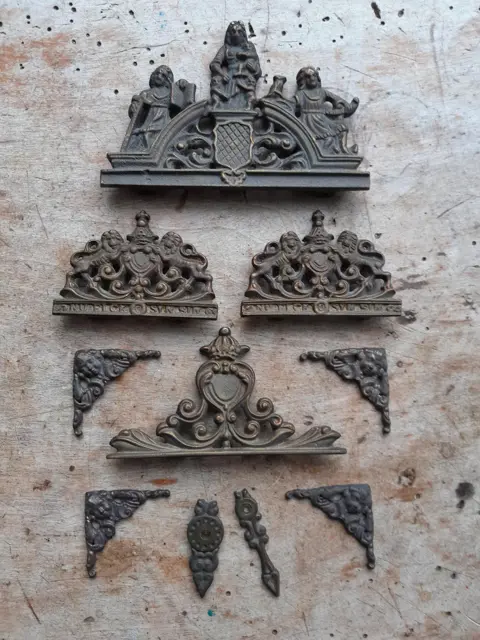 Oud klok beslag - ornamenten - messing - onderdelen - antiek